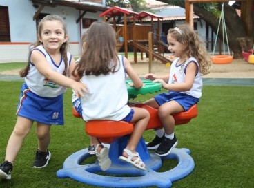 Casa de Criança Escola-Creche conta com equipe multidisciplinar e espaços de convivência, esporte e lazer  