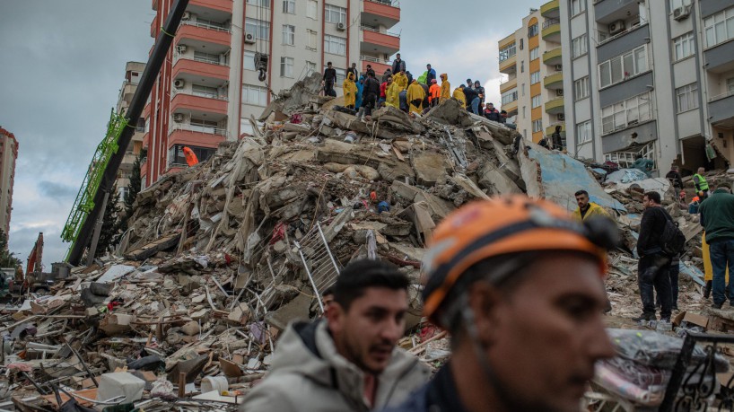 Terremoto deixa mais de 3 mil mortos na Turquia e na Síria
                  