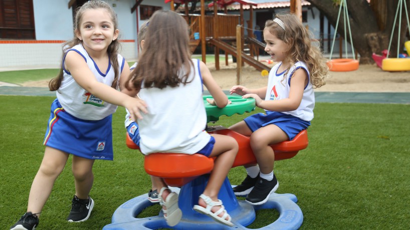 Casa de Criança Escola-Creche conta com equipe multidisciplinar e espaços de convivência, esporte e lazer 