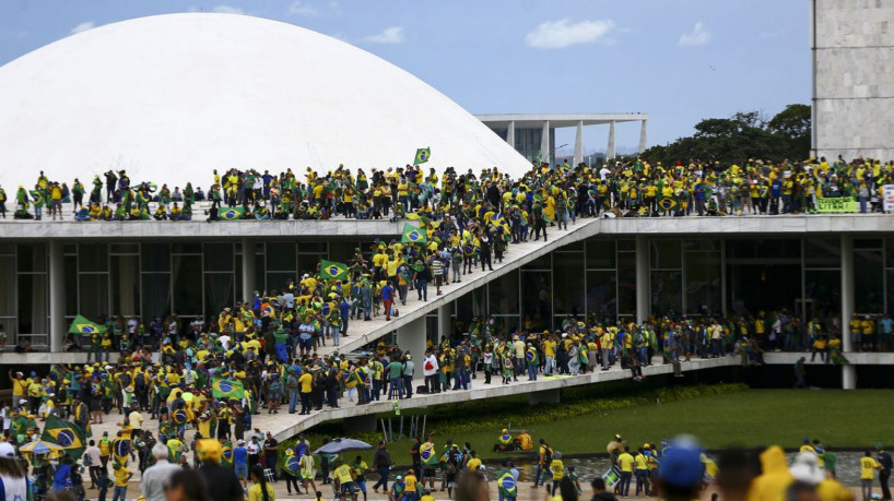 Manifestantes invadem Congresso, STF e Palácio do Planalto.