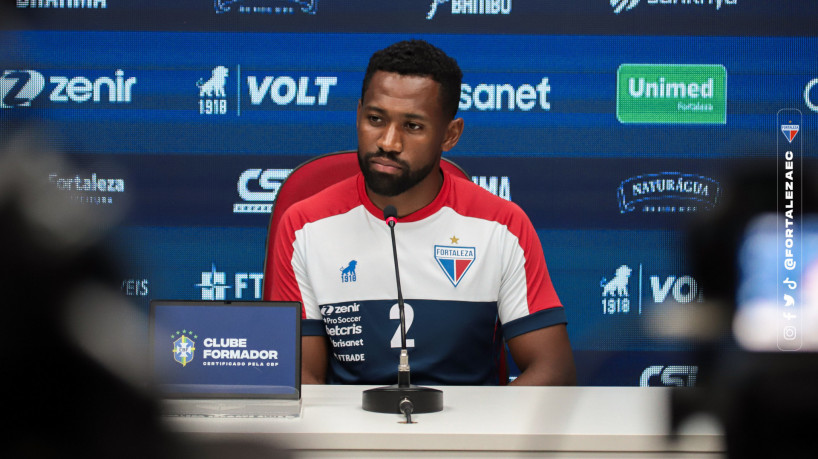 Defensor Tinga, do Fortaleza, durante entrevista coletiva 