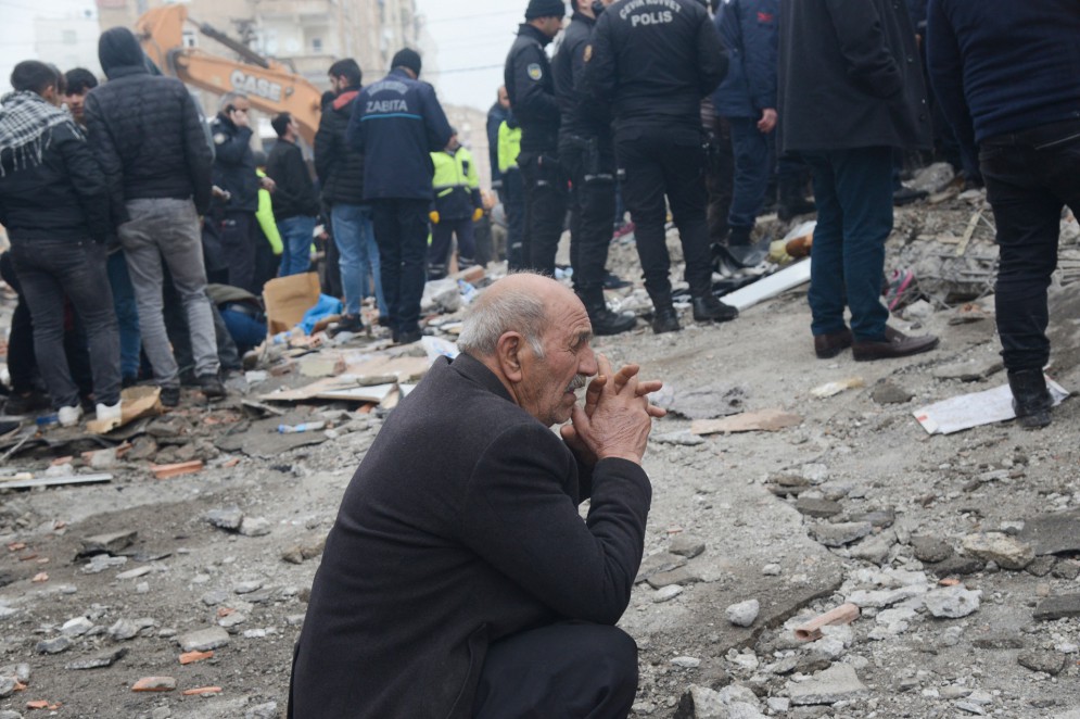 Um homem reage enquanto as pessoas procuram sobreviventes nos escombros em Diyarbakir, em 6 de fevereiro de 2023, depois que um terremoto de magnitude 7,8 atingiu o sudeste do país. Pelo menos 284 pessoas morreram na Turquia e mais de 2.300 pessoas ficaram feridas em um dos maiores terremotos da Turquia em pelo menos um século, enquanto o trabalho de busca e resgate continua em várias grandes cidades(Foto: ILYAS AKENGIN / AFP)