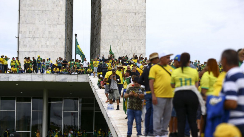 Manifestantes invadem Congresso, STF e Palácio do Planalto.