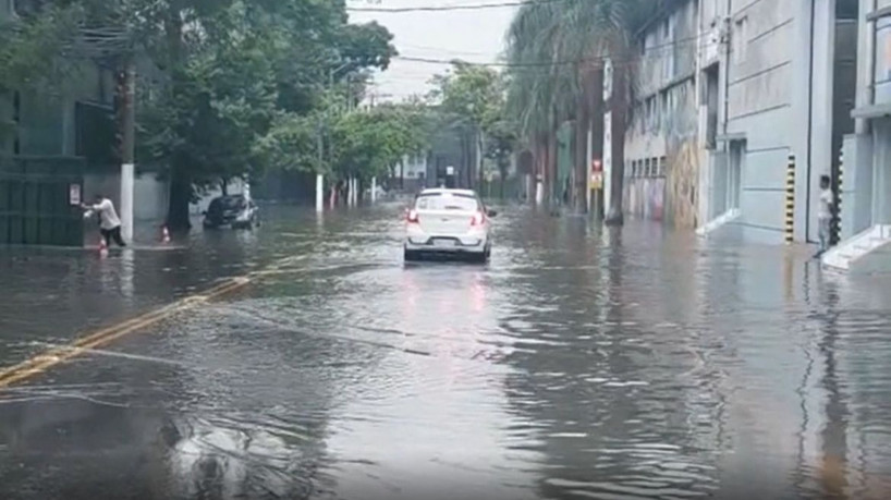 Uma pessoa morreu e outra segue desaparecida após temporal em SP