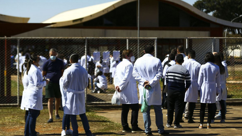 Médicos chegam ao local de prova para a segunda etapa do Exame Nacional de Revalidação de Diplomas Médicos Expedidos por Instituição de Educação Superior Estrangeira (Revalida) 2020, em Brasília.