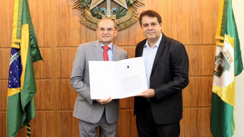 O presidente do Tribunal de Justiça do Ceará (TJCE), desembargador Abelardo Benevides Moraes, e o presidente da Assembleia Legislativa do Estado do Ceará (AL-CE), deputado estadual Evandro Leitão.