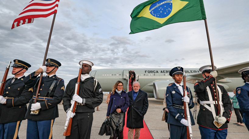 Foto divulgada pela assessoria de imprensa da Presidência da República mostrando o presidente brasileiro Luiz Inácio Lula da Silva e sua esposa Rosângela Lula da Silva na chegada a Washington, em 9 de fevereiro de 2023. Lula chegou em visita oficial e se encontrará com seu homólogo americano Joe Biden em a Casa Branca em 10 de fevereiro de 2023.
