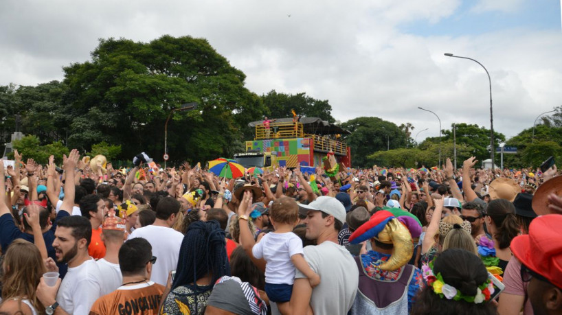 São Paulo - O bloco Frevo Mulher, comando a cantora Elba Ramalho no Ibirapuera, anima o pré carnaval paulistano (Rovena Rosa/Agência Brasil)