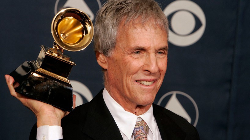 Em 2006, Burt Bacharach posa ao lado do Grammy de melhor álbum de música instrumental com "At this time"