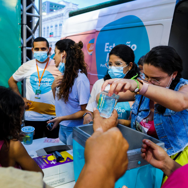 FORTALEZA, CEARA, BRASIL, 10.02.23: Pre-Carnaval. Ação para prevenção com entregas de preservativos masculinos e femininos, doces e aguas, para conscientização. (Foto: Aurelio Alves)