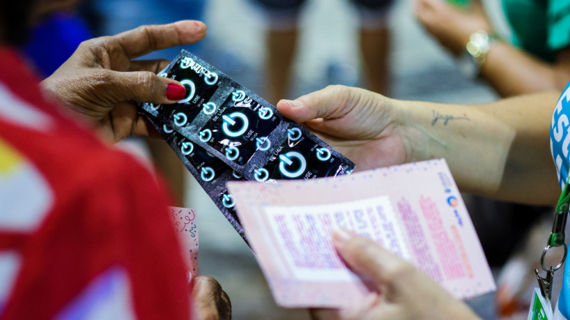 FORTALEZA, CEARA, BRASIL, 10.02.23: Pre-Carnaval. Ação para prevenção com entregas de preservativos masculinos e femininos, doces e aguas, para conscientização. (Foto: Aurelio Alves)