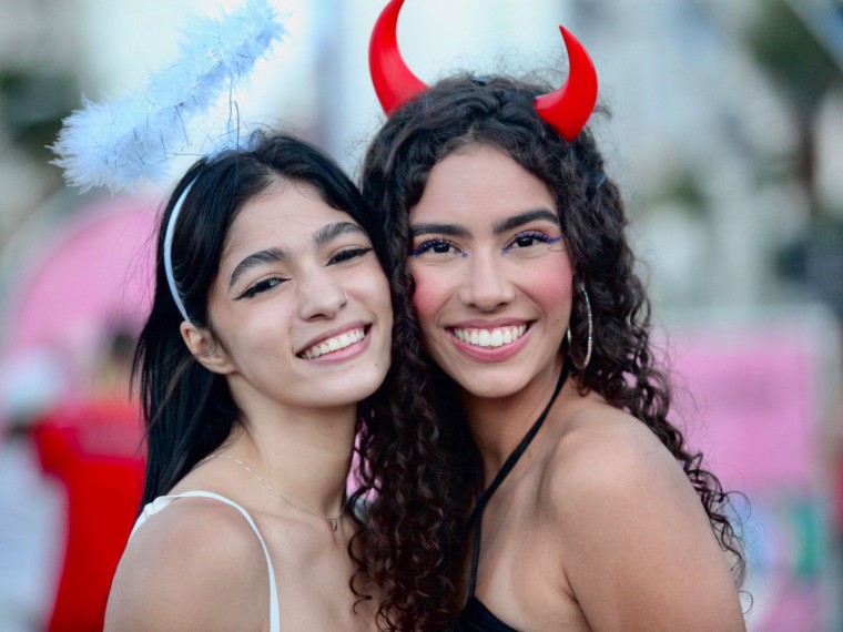 As estudantes Lara Emily, 18, e Laís Montenegro, 19, curtem o pré-carnaval de Fortaleza pela primeira vez