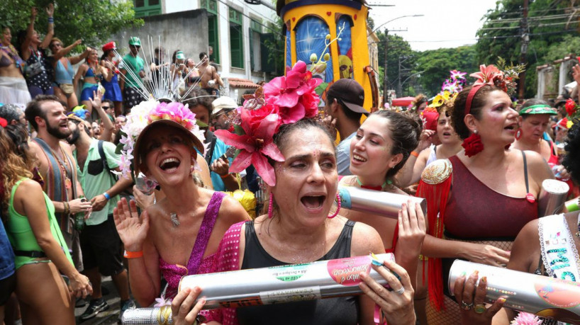 Foliões celebram volta do carnaval do Rio com o bloco Céu na Terra