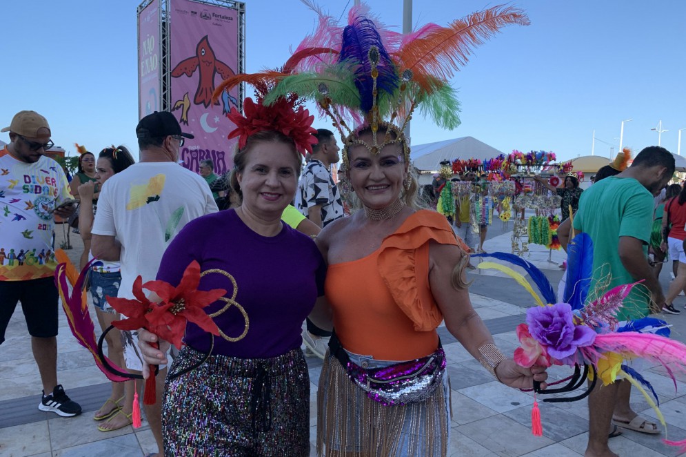 A dupla Geíza Silva, 52, e Socorro Andrade, 51, aproveita a folia do pré-carnaval para vender tiaras. No restante do ano a artesã, Socorro, realiza outros trabalhos artesanais