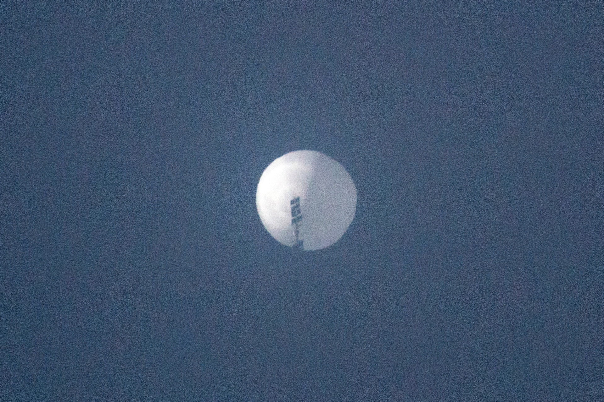 Nesta foto de arquivo tirada em 01 de fevereiro de 2023, esta foto de folheto de Chase Doak e lançada em 2 de fevereiro mostra um suposto balão espião chinês no céu sobre Billings, Montana. As perguntas sobre três objetos voadores não identificados derrubados por jatos da Força Aérea dos EUA sobre a América do Norte em três dias se intensificaram em 13 de fevereiro de 2023, enquanto Pequim e Washington trocavam acusações sobre o uso de balões de alta tecnologia para espionar um ao outro (Foto: . Perseguição DOAK / AFP)