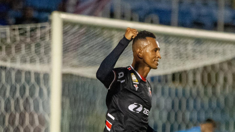 Atacante Ciel comemora gol em jogo do Ferroviário no PV