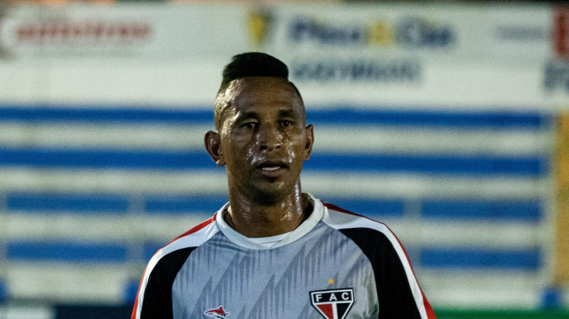 Atacante Ciel em aquecimento antes de jogo do Ferroviário