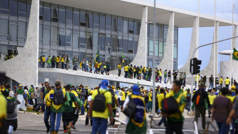 Manifestantes invadem Congresso, STF e Palácio do Planalto.