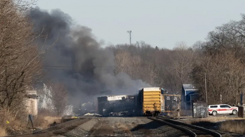 Confira as informações sobre o descarrilamento de um trem na fronteira entre Ohio e Pensilvânia nos Estados Unidos