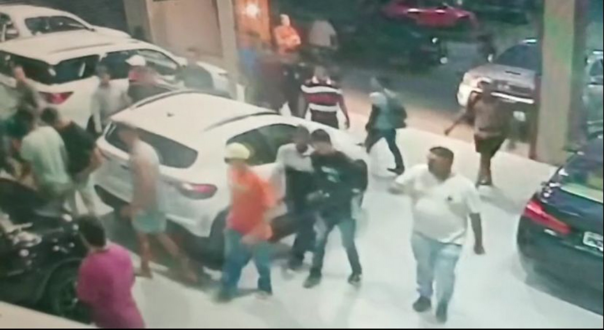 Grupo de mais de 20 pessoas teria roubados uma série de carros de loja de veículos em Fortaleza(Foto: Reprodução / WhatsApp)
