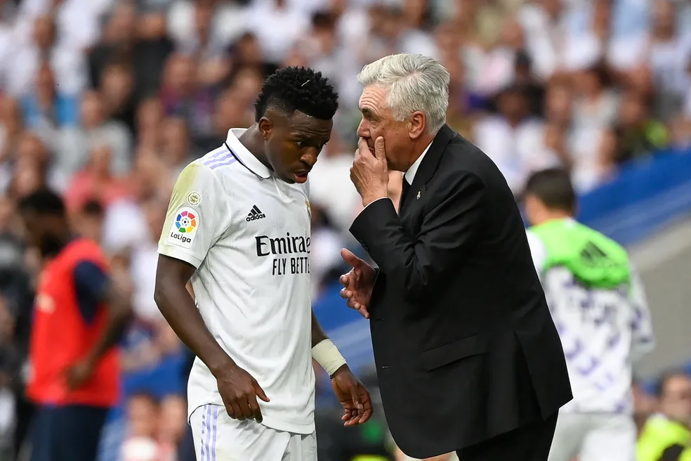 Vinícius Júnior e Ancelotti em partida do Real Madrid