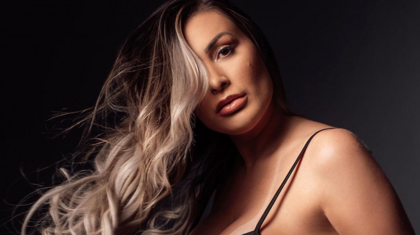 Andressa Urach mostra brinquedo erótico para mãe e revela estar bem sendo solteira