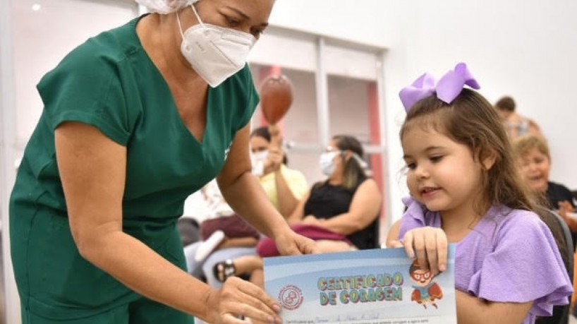 As crianças podem receber doses da vacina contra a Covid-19 no local 