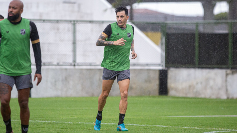 Jean Carlos participa de treino de reapresentação do Ceará. 