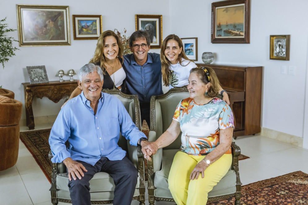 Assis e Maryanne completaram este ano 56 anos de união matrimonial ao lado dos três filhos (Foto: FCO FONTENELE)