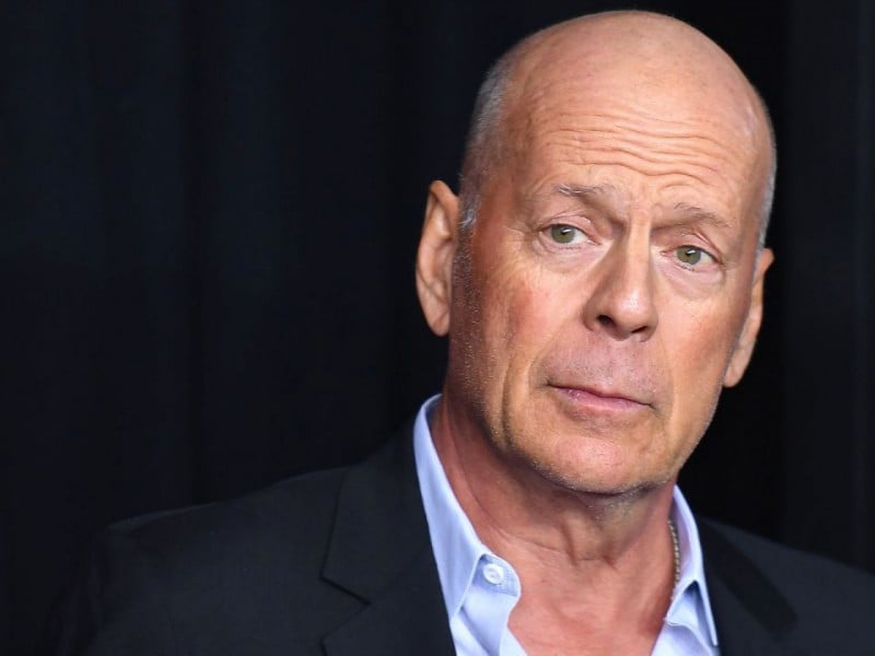 O ator Bruce Willis atualmente com 67 anos foi diagnosticado com