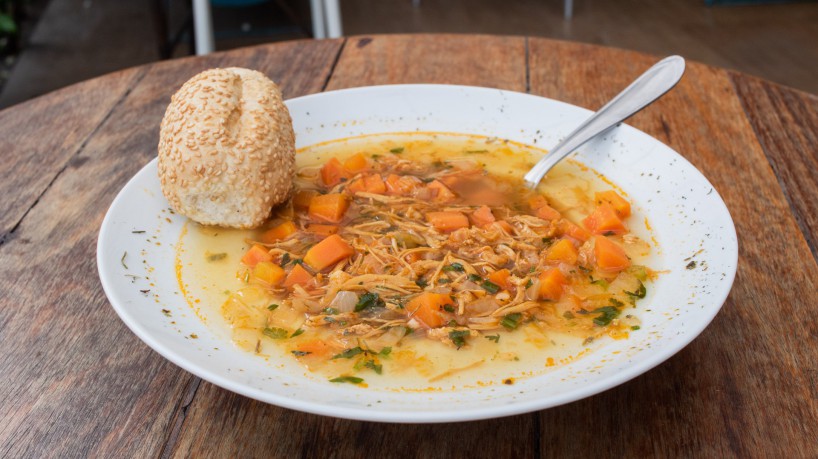 Sopa de abóbora cremosa servida com torradas artesanais