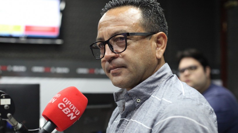 FORTALEZA, CE, BRASIL,16.02.2023: Paulinho Kobayashi, técnico do Ferroviário na rádio O POVO CBN