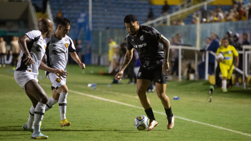 Atacante Vitor Gabriel no jogo Ceará x Sport, no PV, pela Copa do Nordeste 2023