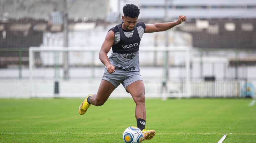 Lateral-direito Warley em treino do Ceará no estádio Carlos de Alencar Pinto, em Porangabuçu