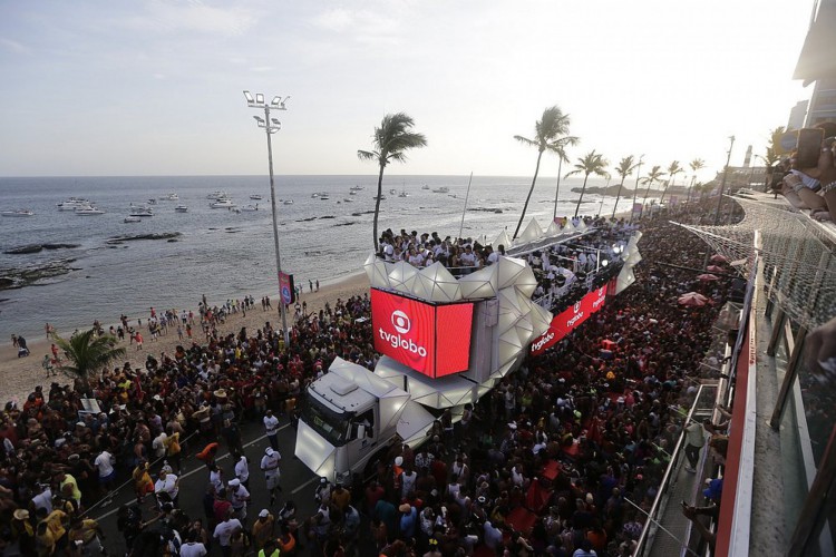 Multidão comemorou a volta do Carnaval de Salvador em grande estilo 