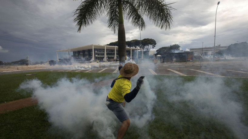 Manifestantes fazem ato contra governo no dia 8 de janeiro 2023