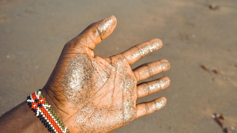 O glitter, acessório usado nas festas de Carnaval, pode impactar o ecossistema aquático