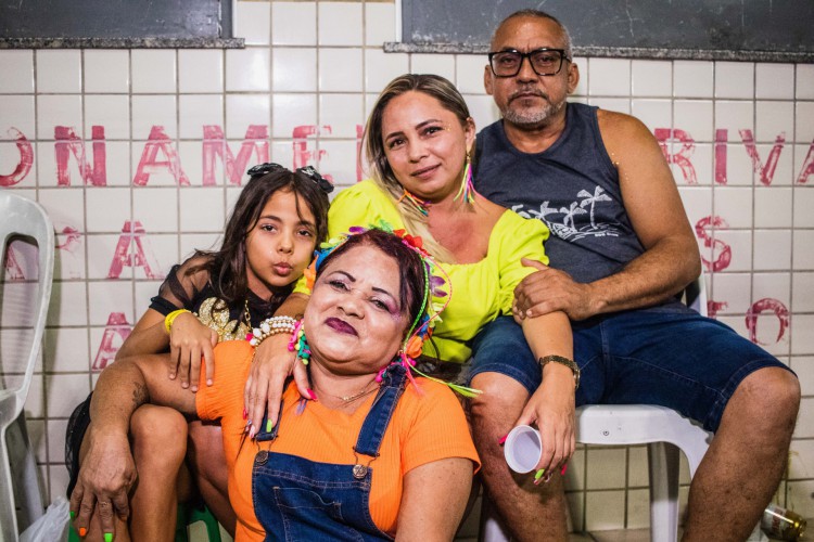 A manicure Antônia Aurivanda acompanhou as apresentações dos maracatus com a sobrinha, a cunhada e o irmão