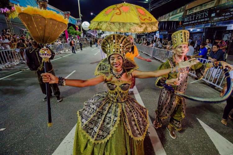 ￼Brincantes dos maracatus desfilaram na aveninda Domingos Olimpio, espaço tradicional da cultura popular em período de folia