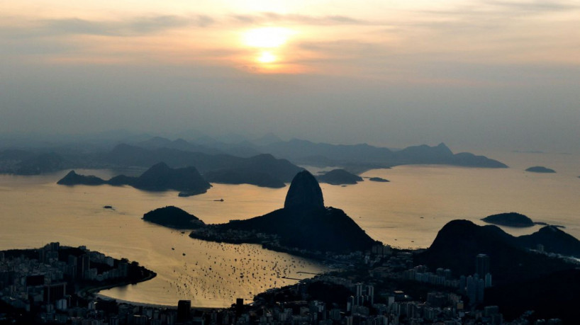 Subida até os braços da estátua do Cristo Redentor, no morro do Corcovado. As obras de restauro da estátua estão sendo finalizadas este mês. Em outubro deste ano o Cristo Redentor completa 90 anos.