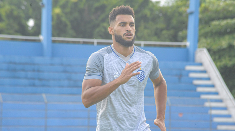 Zagueiro Douglas em treino do CSA