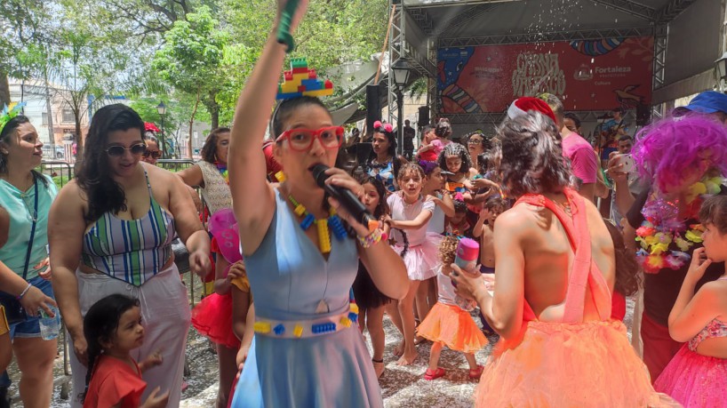 Tia Samila e sua Turma animando o público infantil durante show no Passeio Público