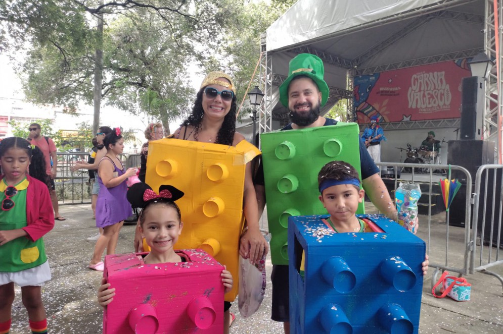 Família foi fantasiada junta para o primeiro dia de Carnaval do Passeio Público