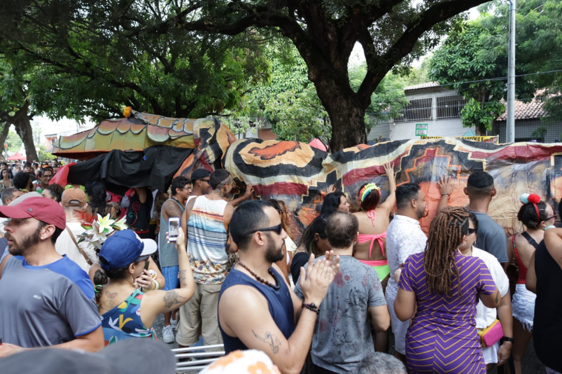 Carnaval de Fortaleza recebe público na Praça da Gentilândia, no Polo do Benfica (Foto: AURÉLIO ALVES)