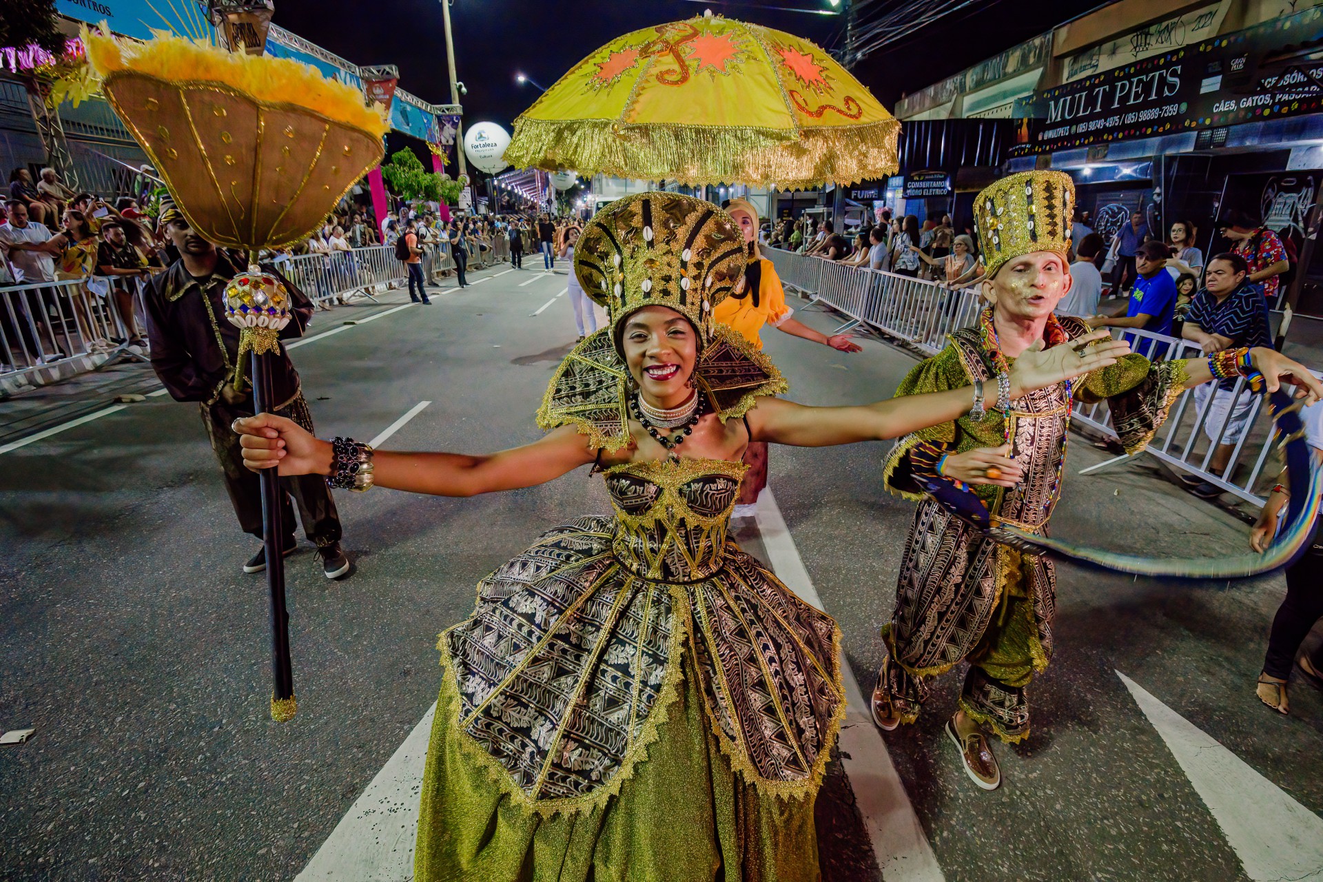 ￼Brincantes dos maracatus desfilaram na aveninda Domingos Olimpio, espaço tradicional da cultura popular em período de folia (Foto: FERNANDA BARROS)