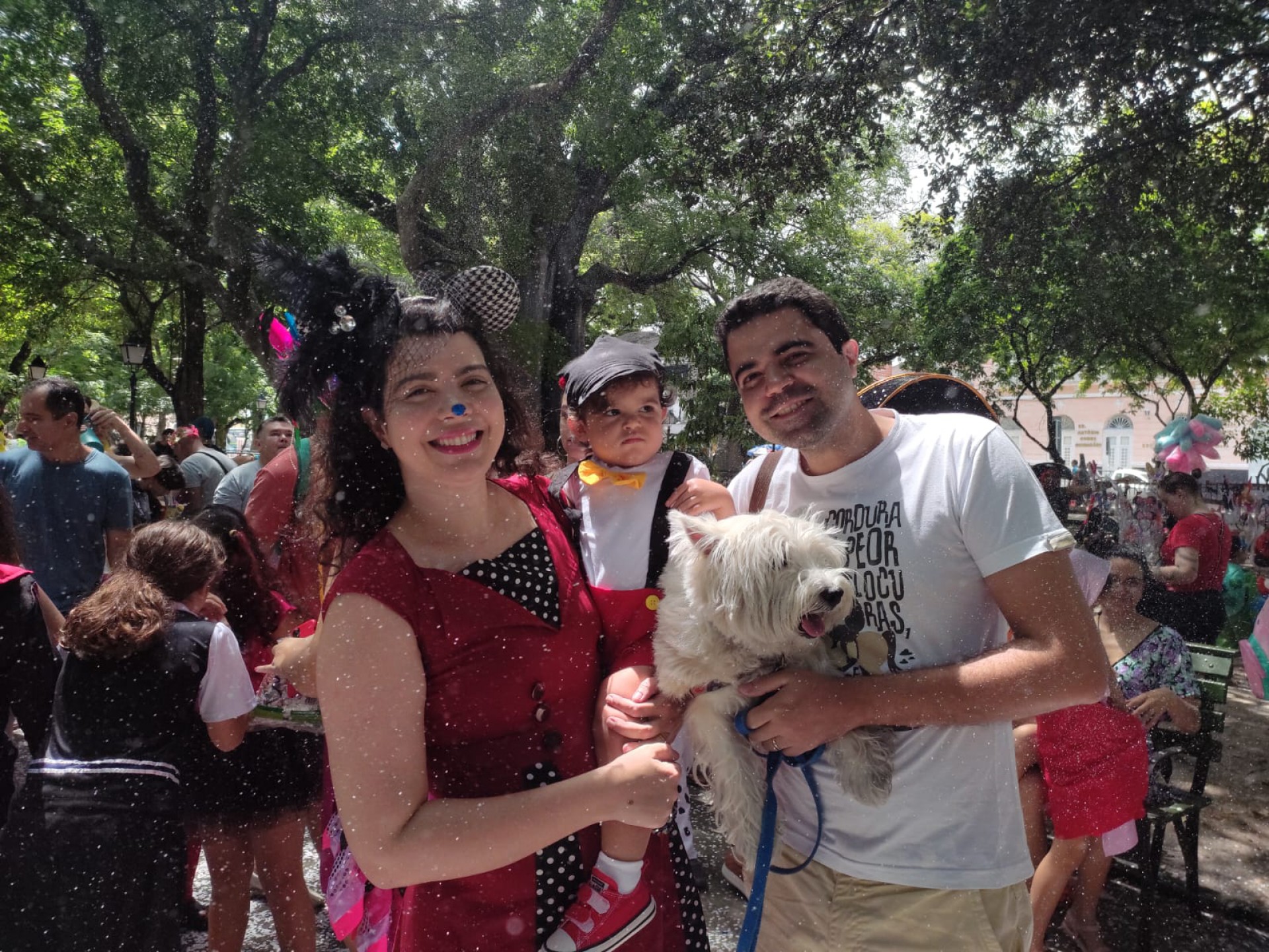 Tom, de um ano, participou do seu primeiro Carnaval junto dos pais e da cachorrinha