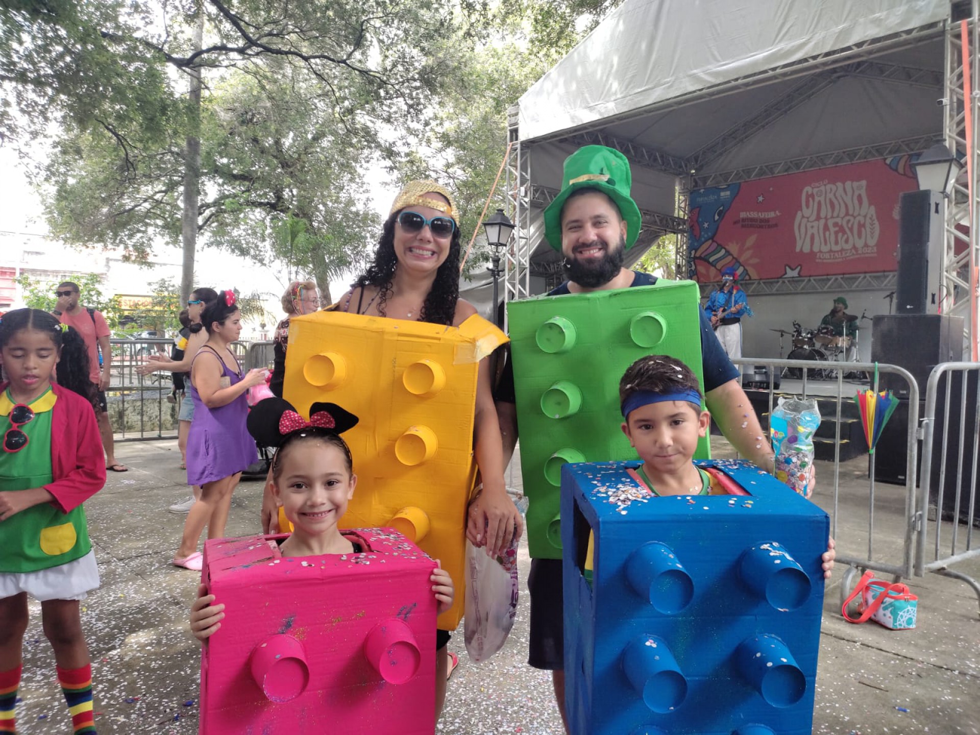 Família foi fantasiada junta para o primeiro dia de Carnaval do Passeio Público