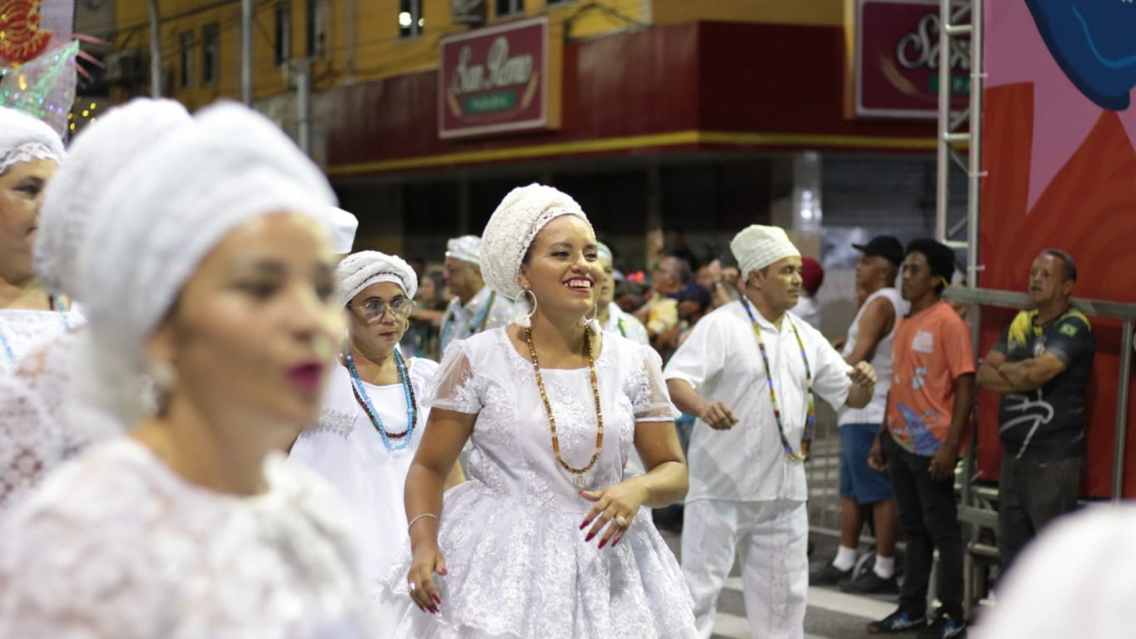 Desfile de Carnaval na avenida Domingos Olimpio, em Fortaleza