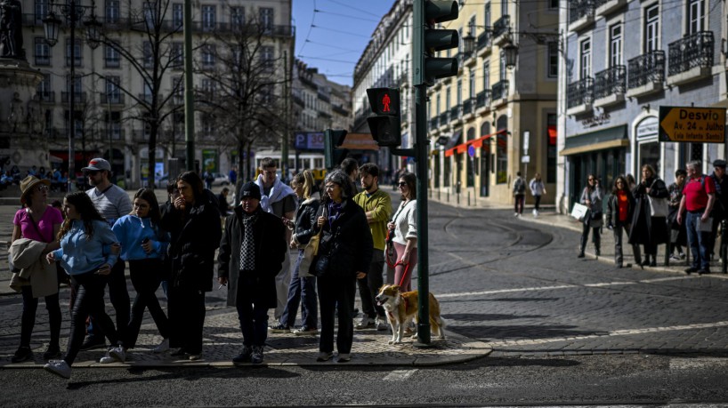 Pessoas caminham em Lisboa, Portugal, em fevereiro de 2023