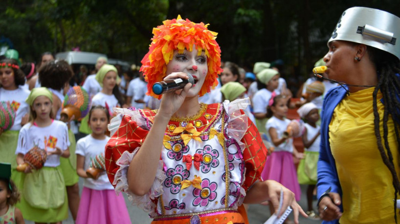 São Paulo - O Bloco das Emílias e Viscondes, que desfila há 12 anos, celebra a literatura infantil e as marchinhas carnavalescas, na praça Rotary, Santa Cecília (Rovena Rosa/Agência Brasil)